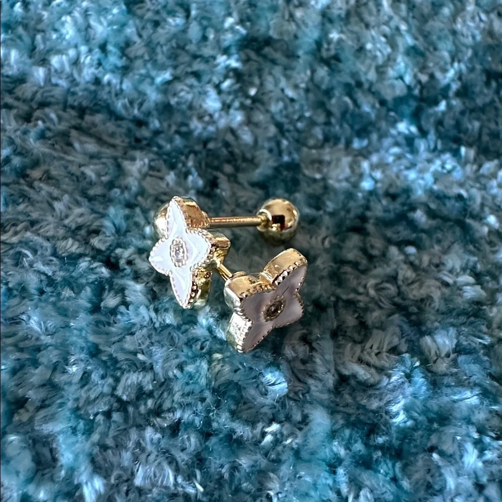 Four Clover elegant Cream Flower Post Earrings